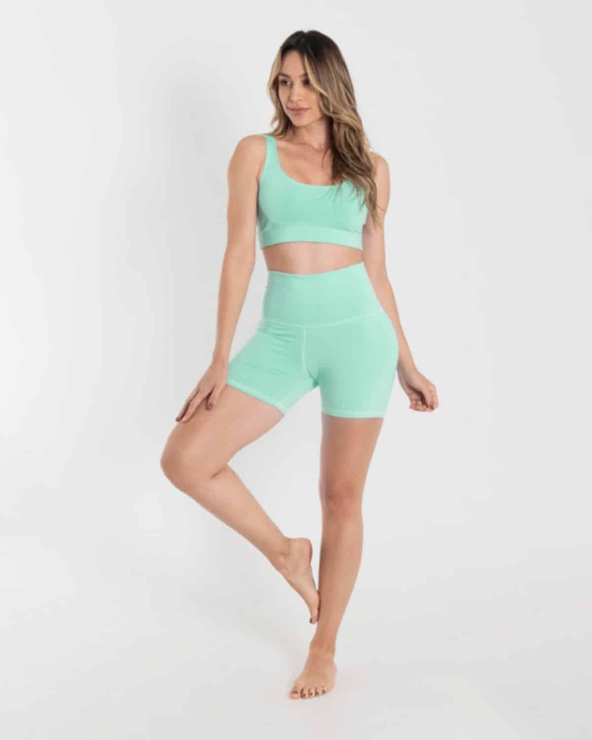 Mujer con set de top y short aguamarina