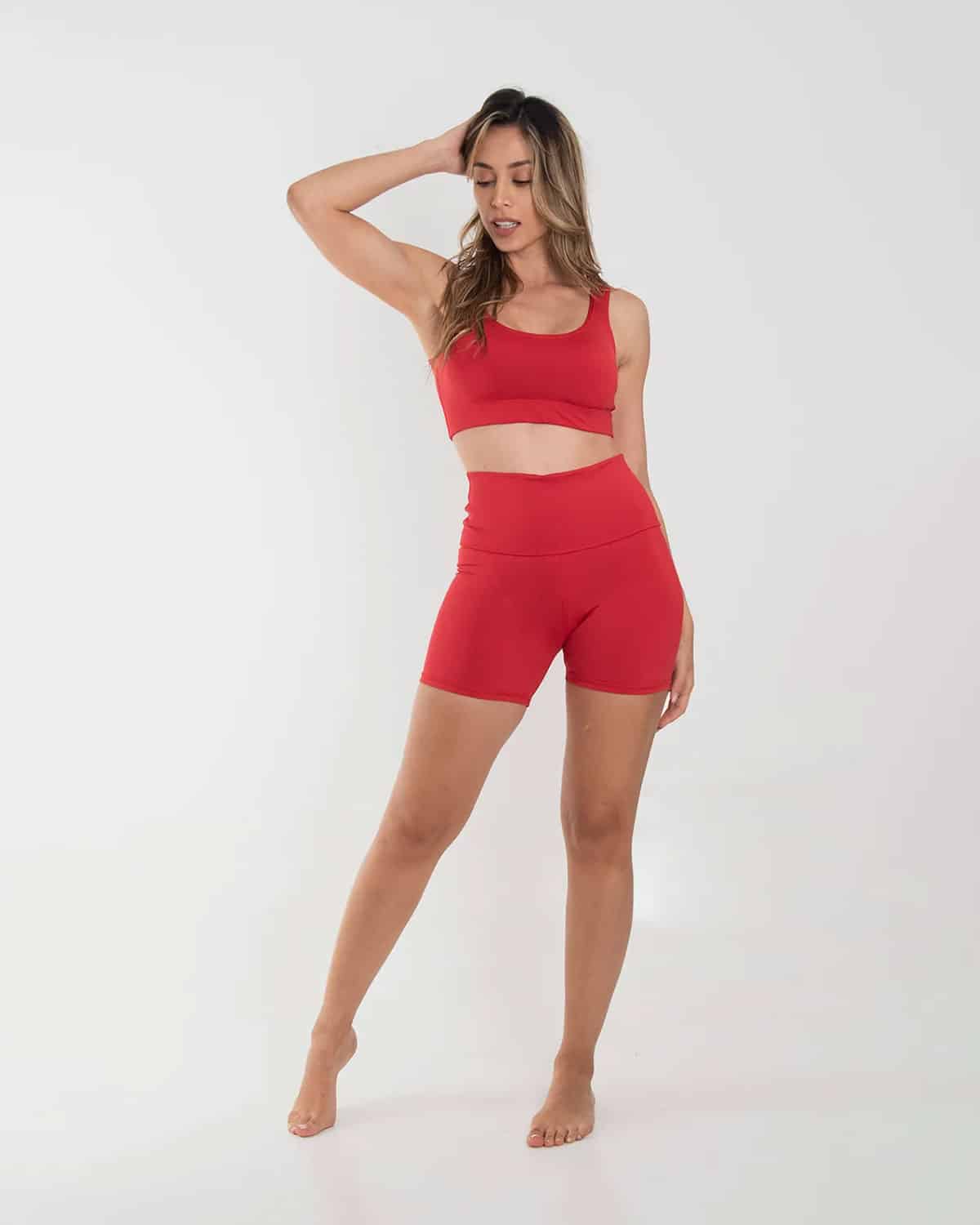 Mujer con set de short y top rojo.