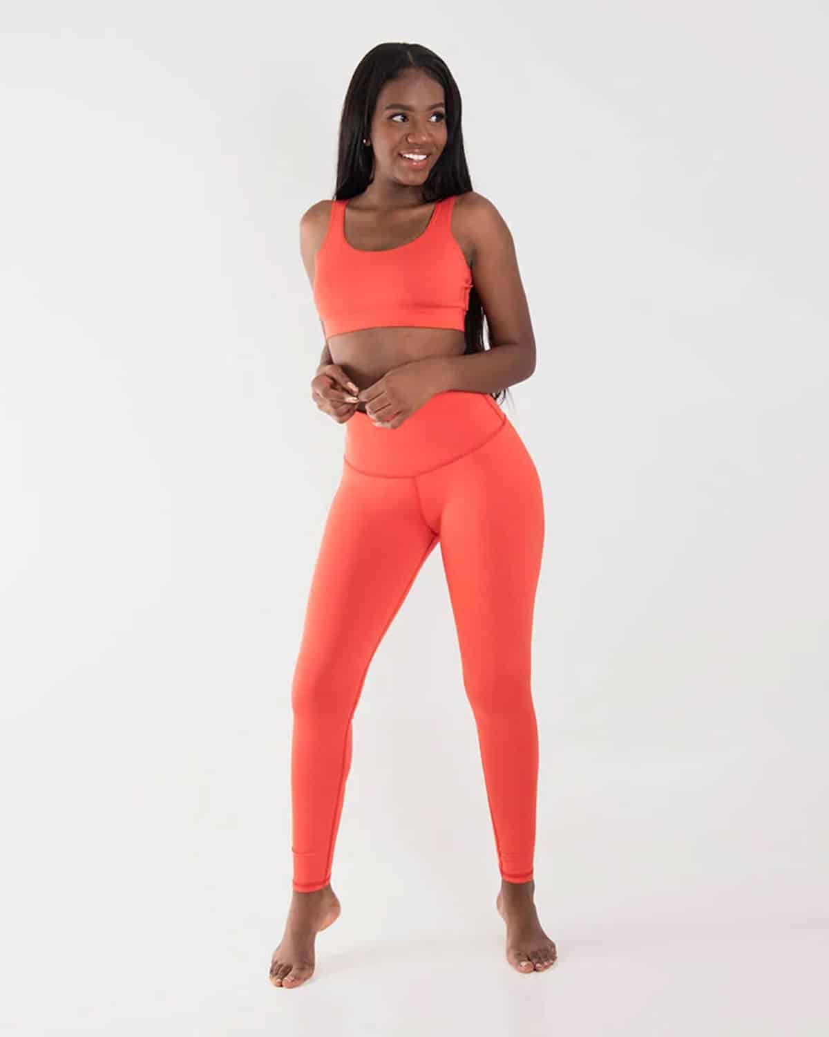Mujer con set de top y leggings color salmón