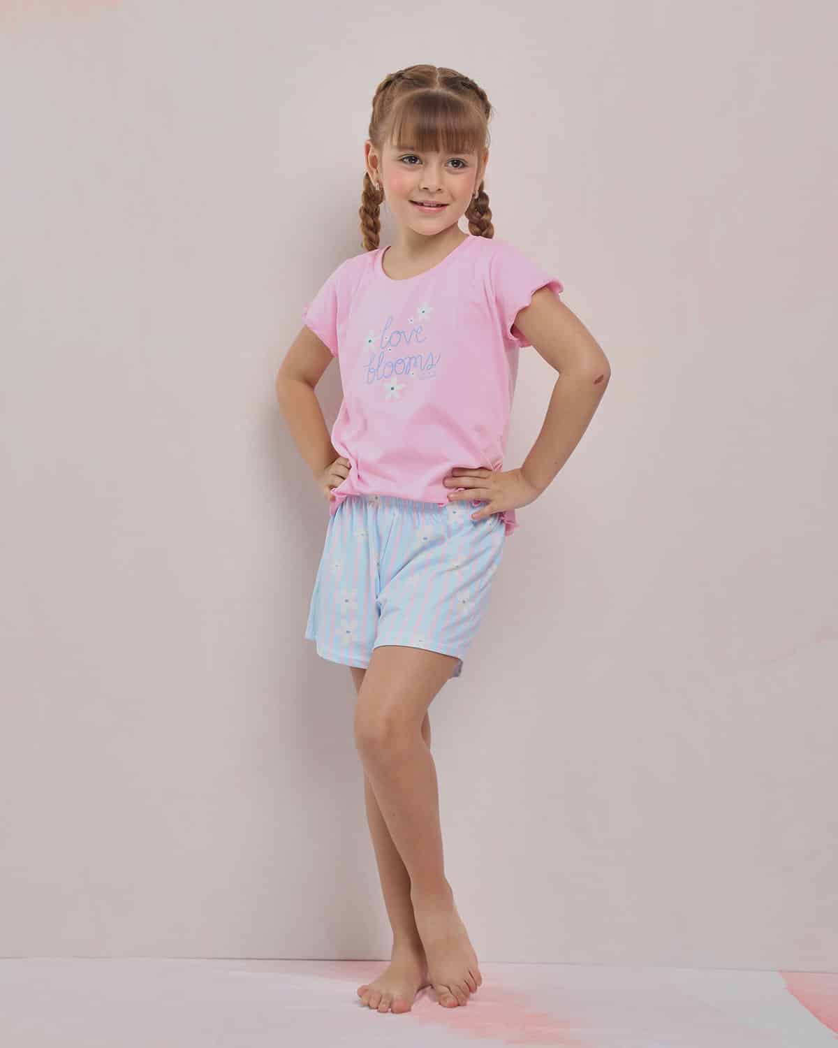 Niña con pijama short de rayas y flores