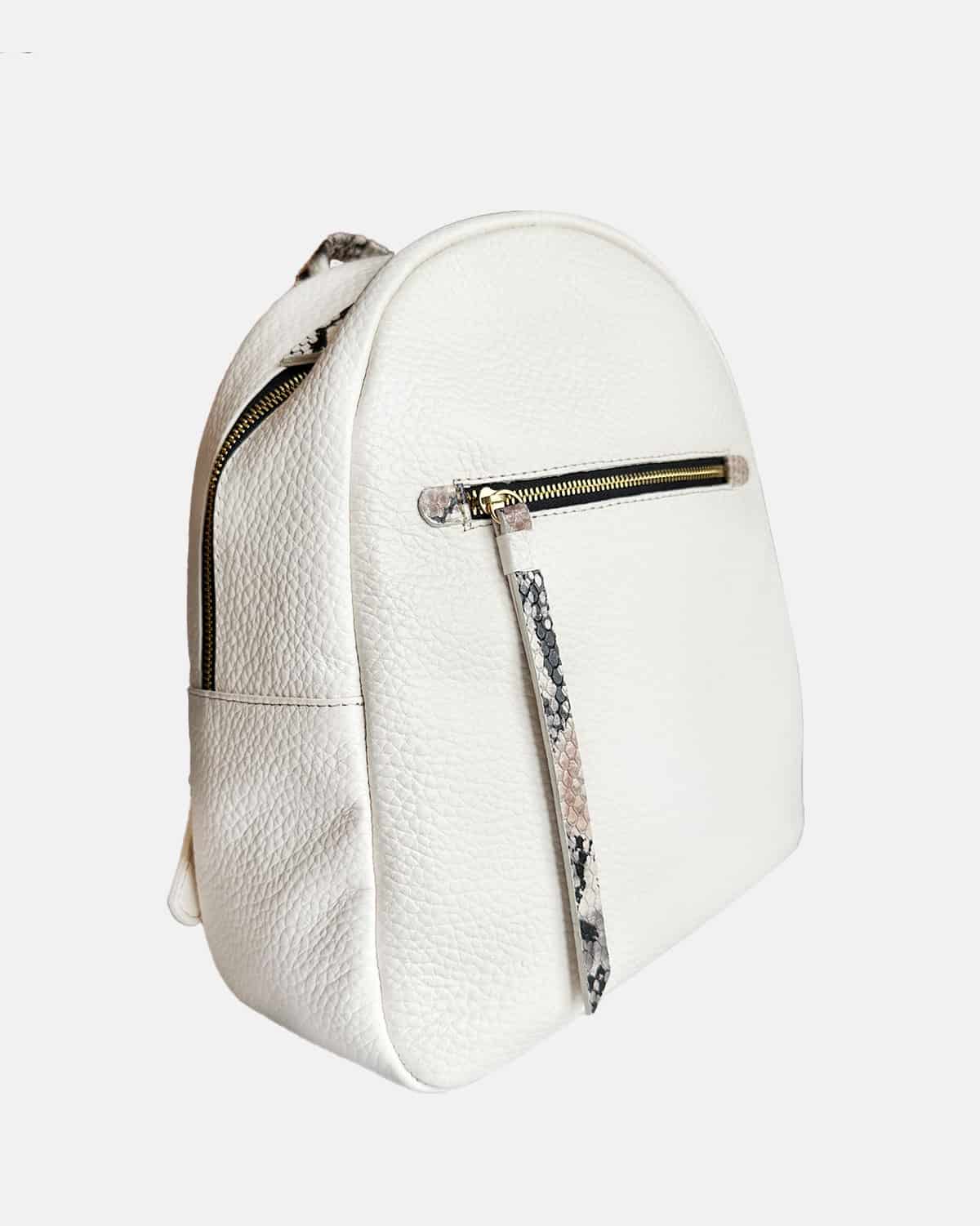 Mochila color blanco hueso con accesorio en cremalleras