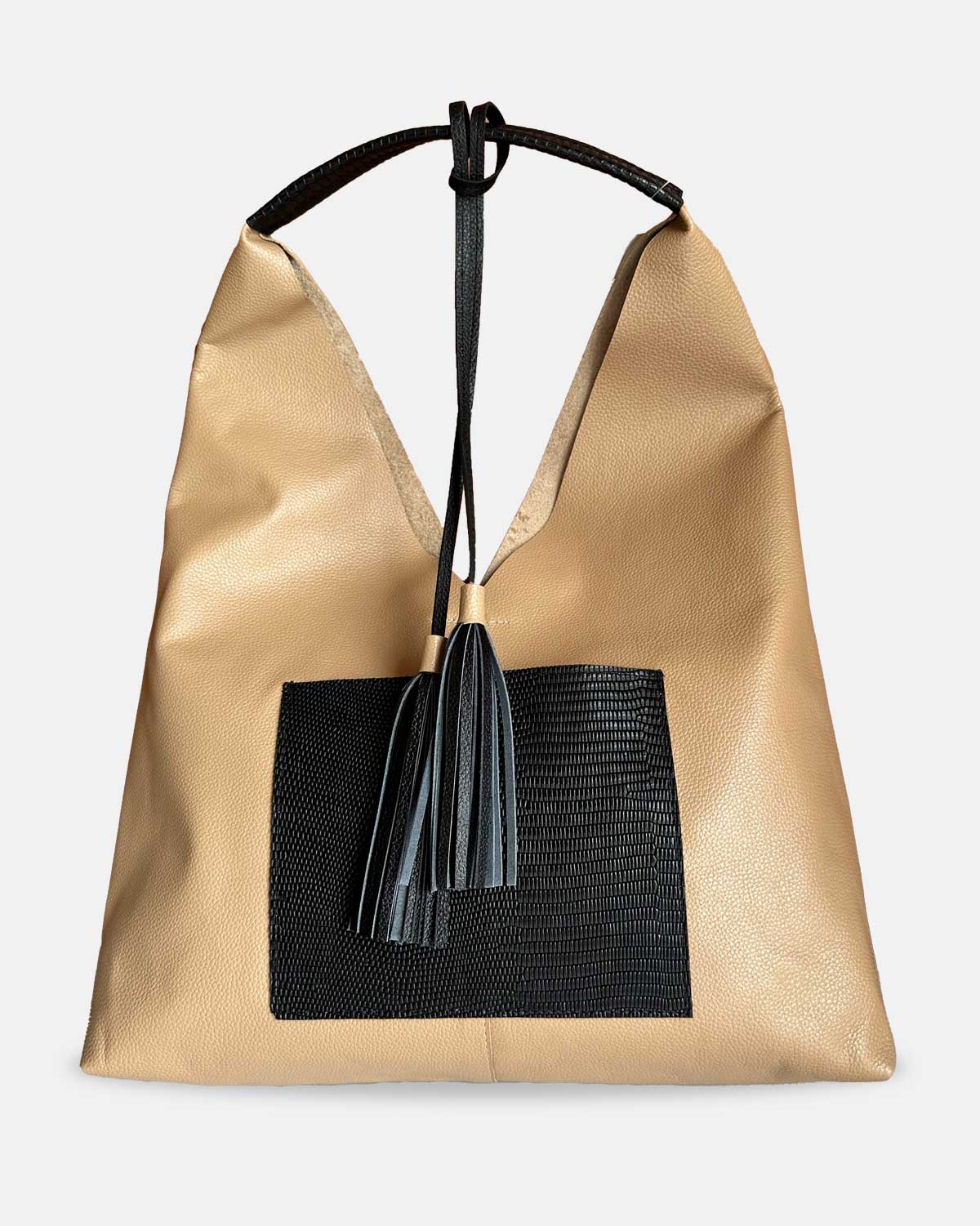 Cartera color camel con bolsa negra externa y accesorios de pompones en agarradera