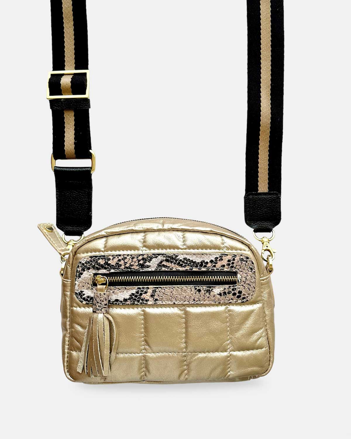Bolso manos libres color oro con accesorio de pompón