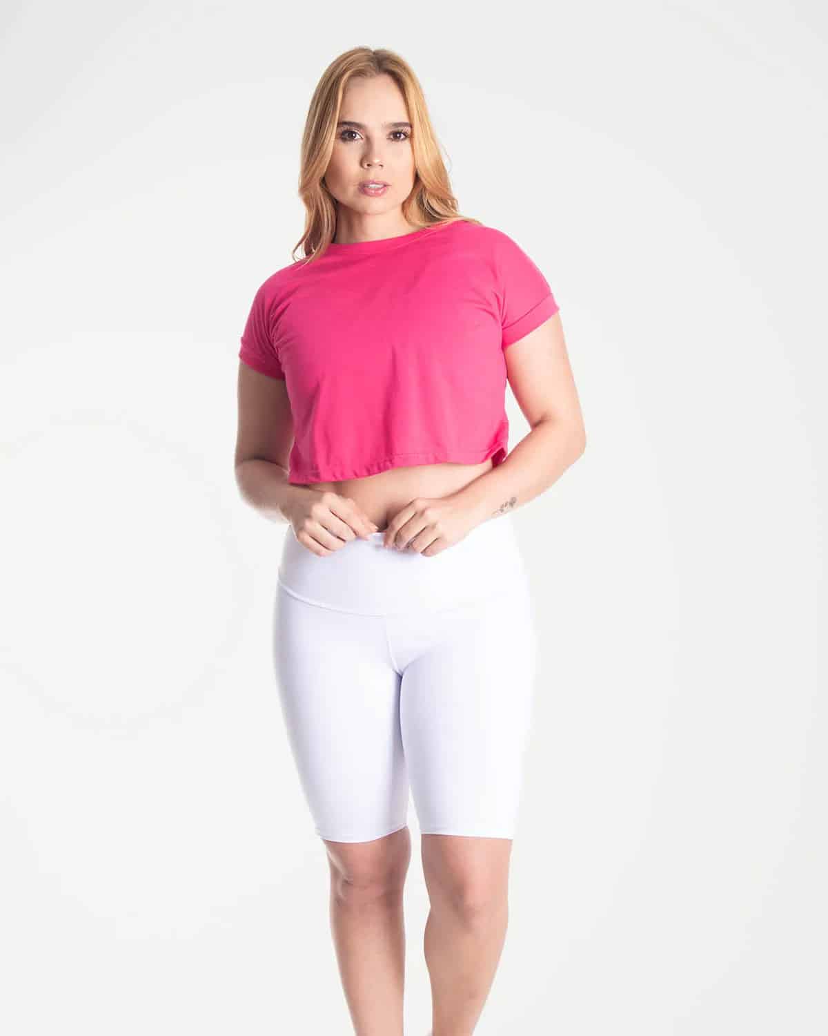 Biker set con camiseta fucsia y biker blanco