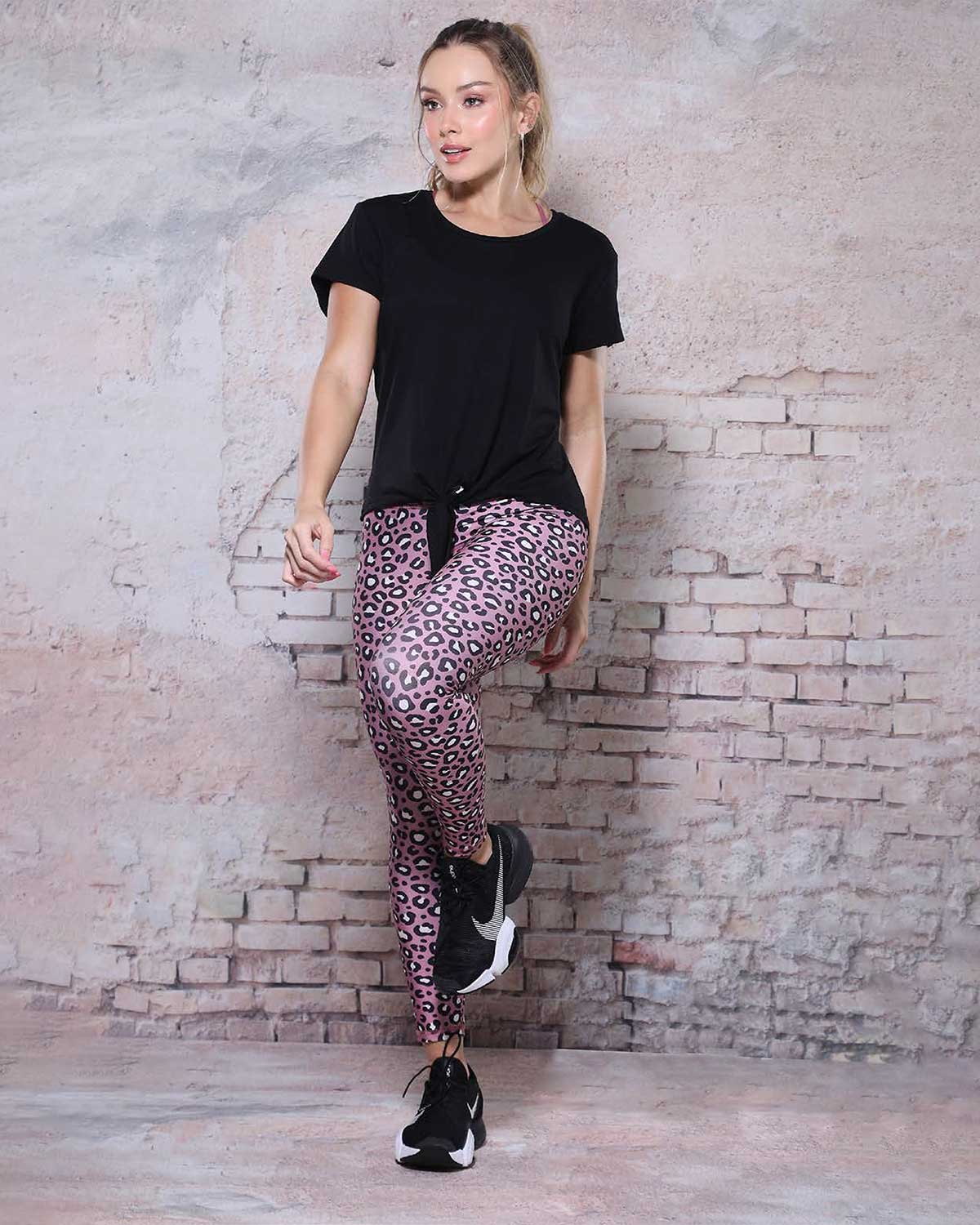 Mujer con camiseta negra y leggings animal print