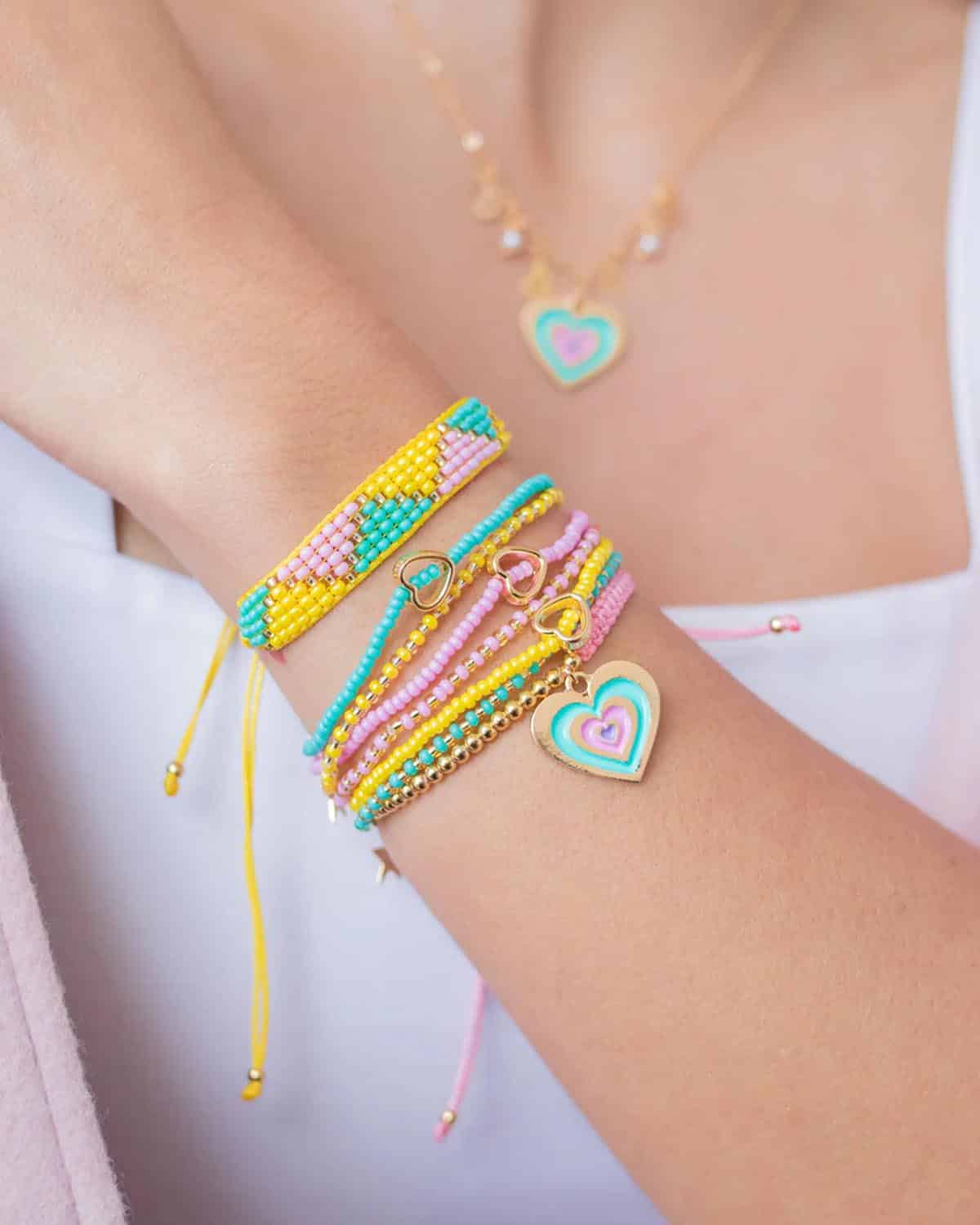 Set de pulseras amarillo y rosa